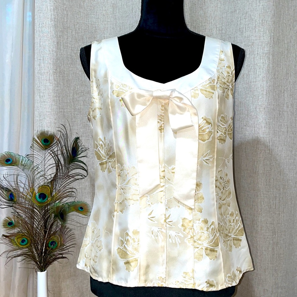 Banana Republic blouse 100% silk floral pattern size medium side zipper
